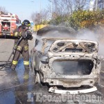 Orbassano: auto in fiamme sulla Circonvallazione esterna, l'intervento dei Vigili del fuoco