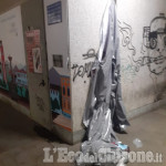 Pinerolo: gli adesivi a decorazione della stazione sono stati già strappati dai vandali 